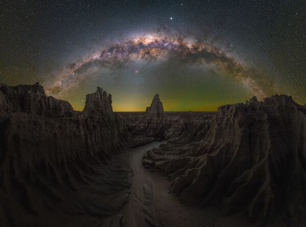 صورة بعنوان دراغون لاير (أستراليا)، للمصور دانيال توماس غام، الحاصلة على جائزة مسابقة تصوير مجرة درب التبانة لعام 2021 صورة بعنوان دراغون لاير (أستراليا)، للمصور دانيال توماس غام، الحاصلة على جائزة مسابقة تصوير مجرة درب التبانة لعام 2021 - سبوتنيك عربي