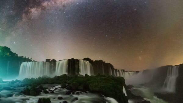 صورة بعنوانتديفلز ثروت (حنجرة الشيطان، شلال في الأرجنتين)، للمصور فيكتور ليما، الحاصلة على جائزة مسابقة تصوير مجرة درب التبانة لعام 2021 - سبوتنيك عربي