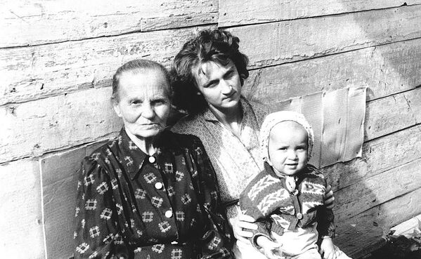 الرئيس الروسي فلاديمير بوتين وهو طفل صغير مع والدته (حوالي خمسينيات القرن الماضي) - سبوتنيك عربي