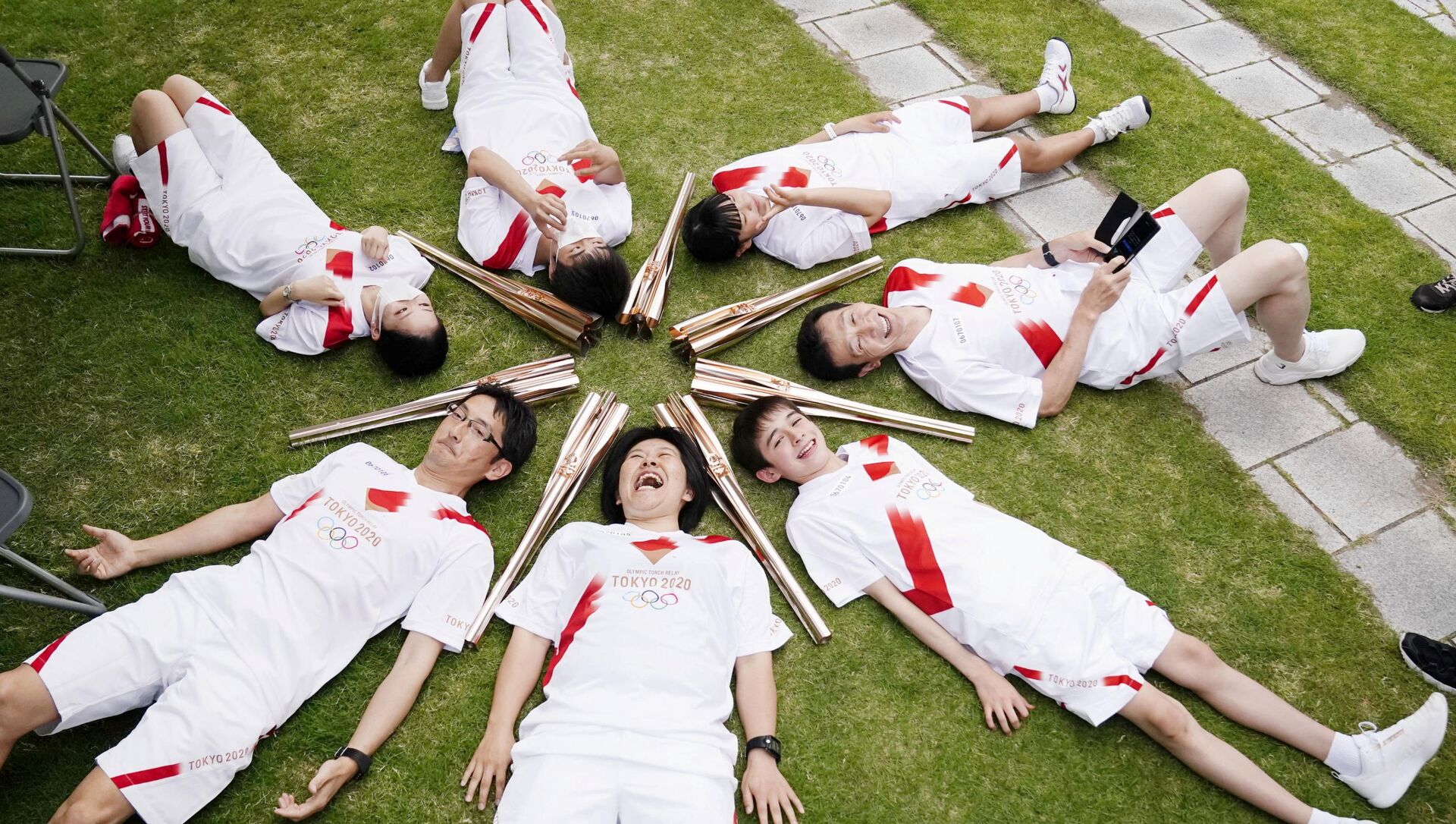 المشاركون في سلسلة تتابع شعلة أولمبياد طوكيو يستلقون في دائرة خلال استراحة في توياما باليابان في 3 يونيو 2021 المشاركون في سلسلة تتابع شعلة أولمبياد طوكيو يستلقون في دائرة خلال استراحة في توياما باليابان في 3 يونيو 2021 - سبوتنيك عربي, 1920, 20.06.2021