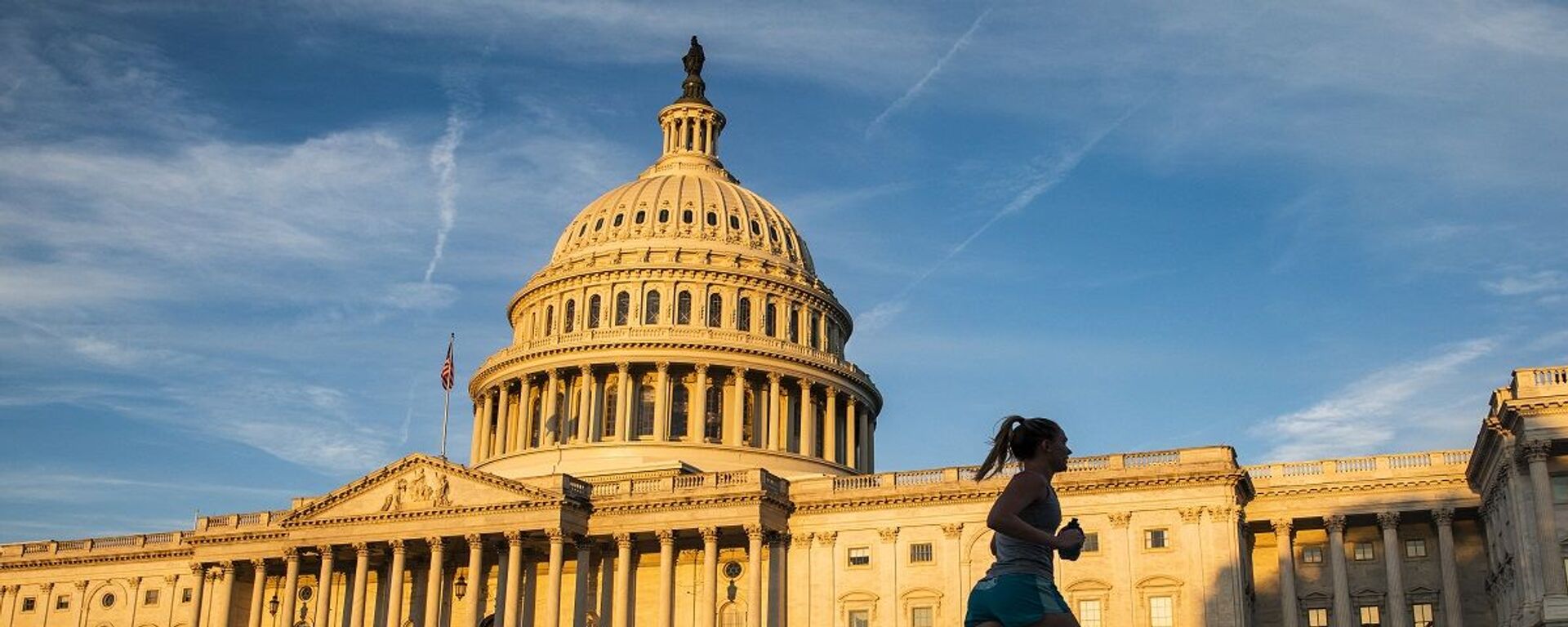 فتاة تمارس الرياض لحظة شروق الشمس أمام مبنى الكابيتول بالولايات المتحدة الأمريكية - سبوتنيك عربي, 1920, 09.12.2021