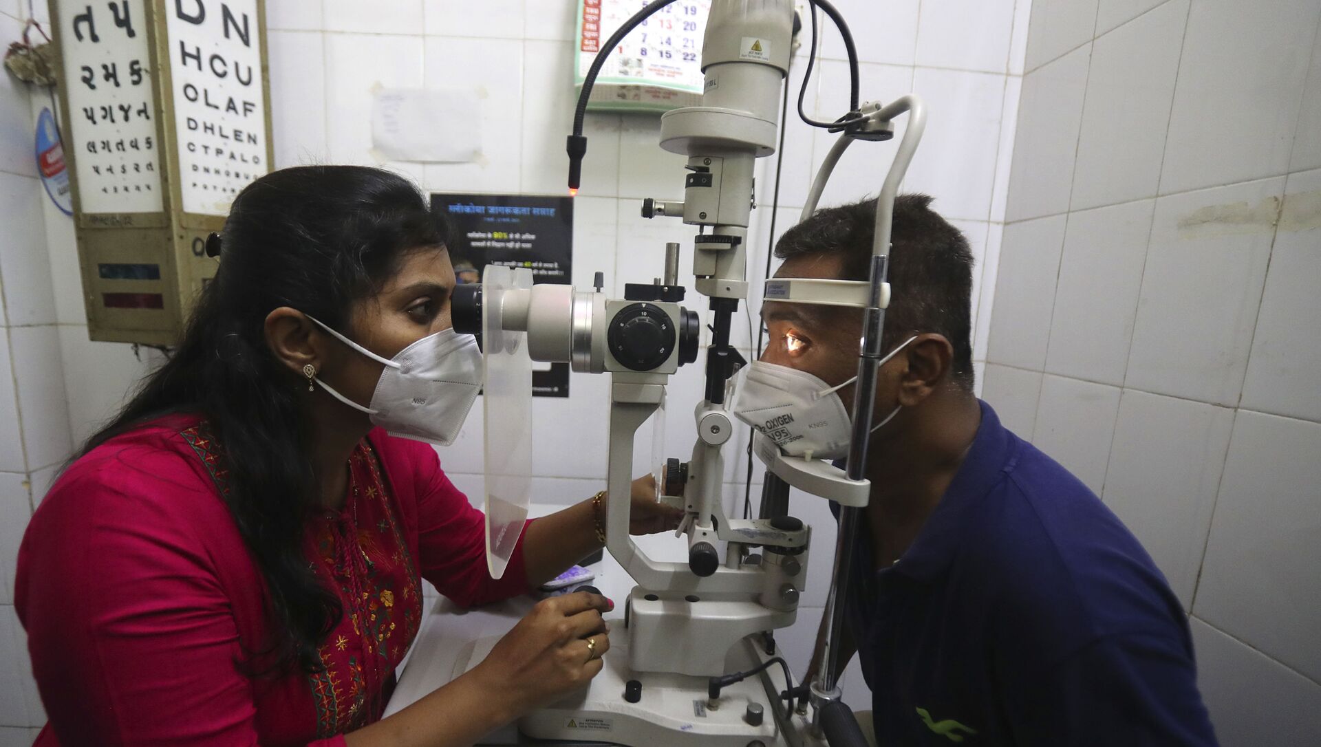 طبيبة هندية تفحص رجلاً بحثًا عن أعراض الفطر الأسود - مستشفى حكومي في مومباي- الهند - سبوتنيك عربي, 1920, 07.06.2021