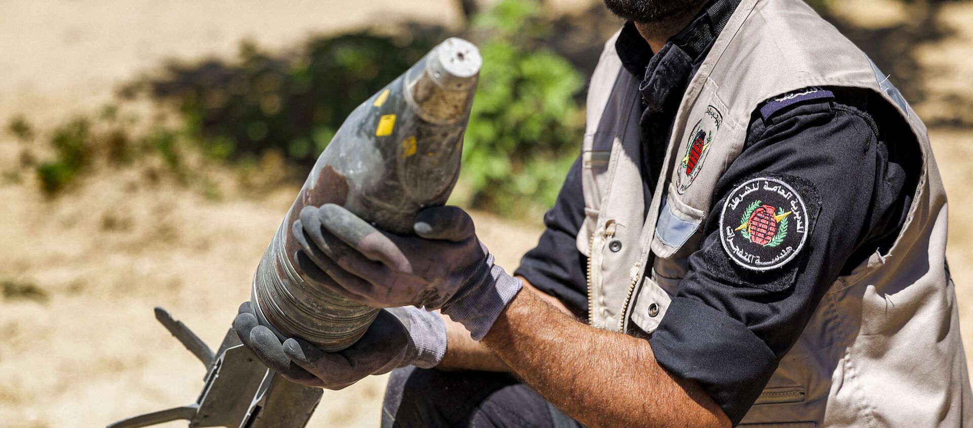 خبراء المتفجرات من حماس يقومون بإزالة قنابل وصواريخ قوات الطيران الحربي التي لم تنفجر في خان يونس، بعد تبادل إطلاق النار بين قطاع غزة وإسرائيل في مايو الماضي، 5 يونيو 2021 - سبوتنيك عربي, 1920, 20.11.2021
