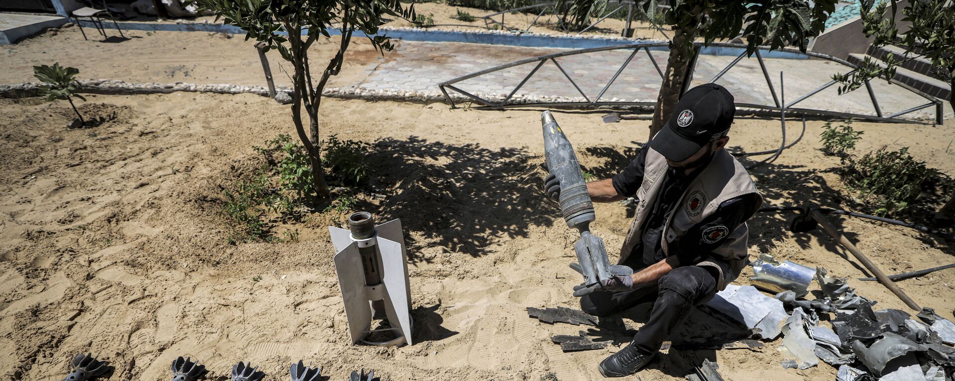 خبراء المتفجرات من حماس يقومون بإزالة قنابل وصواريخ قوات الطيران الحربي التي لم تنفجر في خان يونس، بعد تبادل إطلاق النار بين قطاع غزة وإسرائيل في مايو الماضي، 5 يونيو 2021 - سبوتنيك عربي, 1920, 08.02.2022