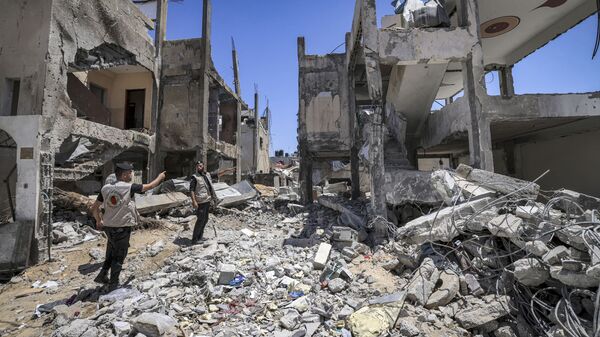 خبراء المتفجرات من حماس يقومون بالبحث عن قنابل وصواريخ قوات الطيران الحربي التي لم تنفجر، بعد تبادل إطلاق النار بين قطاع غزة وإسرائيل في مايو الماضي، 5 يونيو 2021 - سبوتنيك عربي