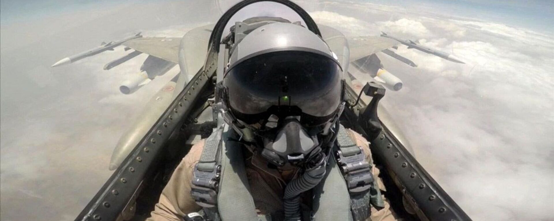 طيار على متن مقاتلة حربية إماراتية أثناء تحليقها في السماء - سبوتنيك عربي, 1920, 09.12.2022