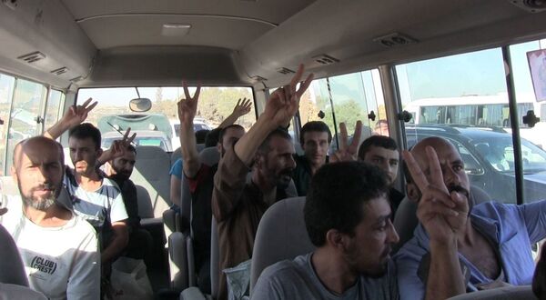 تحرير جنديين سوريين و13 مدنيا كانت اختطفتهم جبهة النصرة منذ سنوات - سبوتنيك عربي