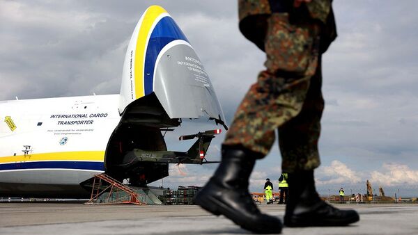 مروحية عسكرية ألمانية لحظة إنزالها من على متن طائرة شحن عسكري - سبوتنيك عربي