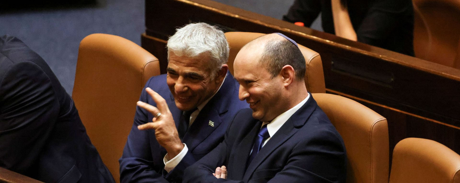 زعيم حزب (يمينا) اليميني نفتالي بينيت رئيسا للحكومة حتى شهر أغسطس/ آب 2023، وهي الفترة التي يكون فيها زعيم حزب (هناك مستقبل) الوسطي يائير لابيد رئيس وزراء مناوب ووزير خارجية قبل تسلم رئاسة الحكومة لمدة عامين. - سبوتنيك عربي, 1920, 06.11.2021