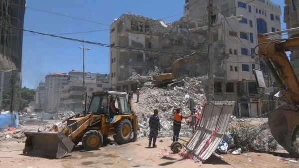 سكان قطاع غزة يعيدون تدوير أنقاض المنازل المدمرة استعدادا لعملية إعادة الاعمار - سبوتنيك عربي