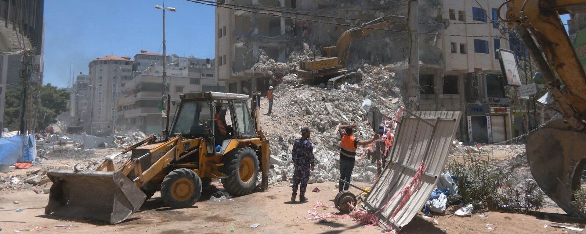 سكان قطاع غزة يعيدون تدوير أنقاض المنازل المدمرة استعدادا لعملية إعادة الاعمار - سبوتنيك عربي, 1920, 18.10.2025