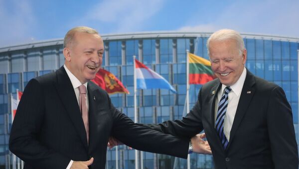 الرئيس الأمريكي جو بايدن خلال لقاء مع الرئيس التركي رجب طيب أردوغان في بروكسل - سبوتنيك عربي