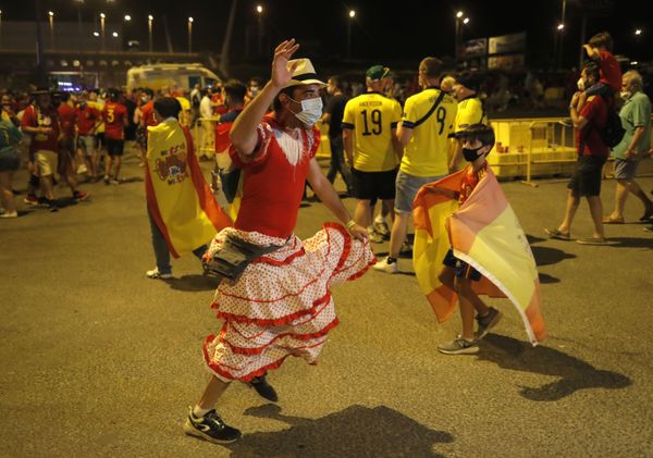 مشجعو إسبانيا خارج ملعب لا كارتوخا بعد المباراة، إشبيلية، إسبانيا 14 يونيو 2021 مشجعو إسبانيا خارج ملعب لا كارتوخا بعد المباراة، إشبيلية، إسبانيا 14 يونيو 2021 - سبوتنيك عربي