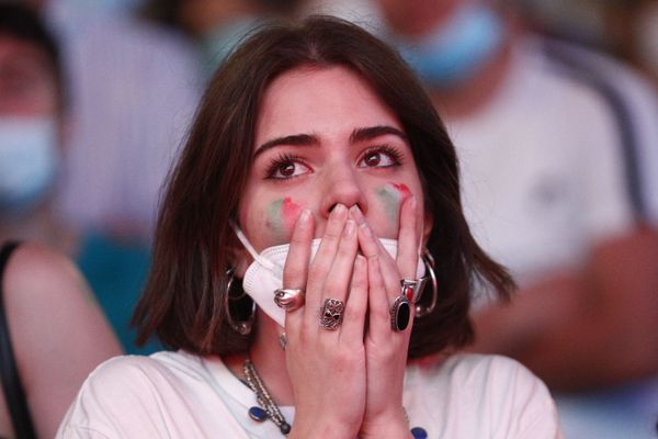 مشجعة فريق المنتخب الإيطالي تتفاعل أثناء مشاهدتها للمباراة على شاشة كبيرة 11 يونيو 2021 مشجعة فريق المنتخب الإيطالي تتفاعل أثناء مشاهدتها للمباراة على شاشة كبيرة 11 يونيو 2021 - سبوتنيك عربي