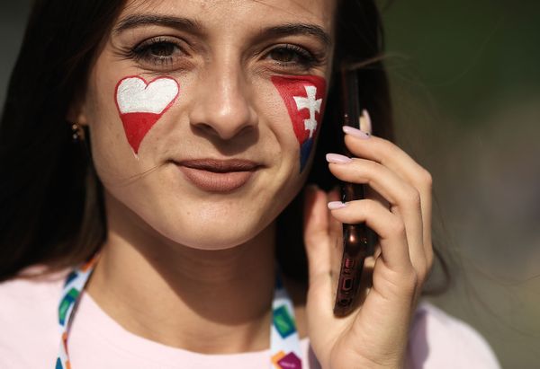 مشجعة المنتخب البولندي في منطقة المشجعين بملعب غازبروم أرينا قبل مباراة بولندا - سلوفاكيا في سان بطرسبورغ الروسية مشجعة المنتخب البولندي في منطقة المشجعين بملعب غازبروم أرينا قبل مباراة بولندا - سلوفاكيا في سان بطرسبورغ الروسية - سبوتنيك عربي