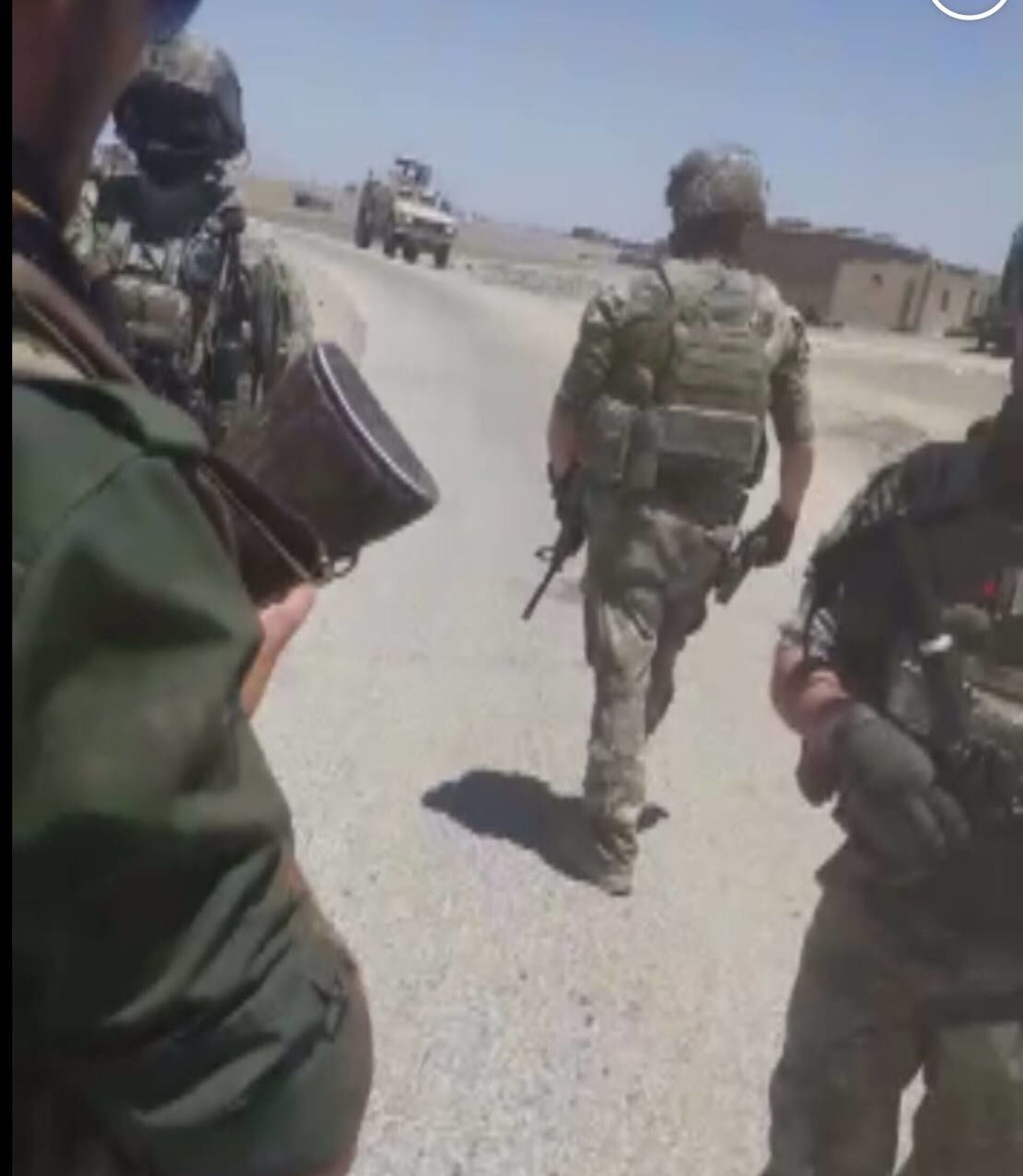 قرويون يلاحقون رتلا للجيش الأمريكي بوابل من الحجارة شرقي سوريا... فيديو قرويون يلاحقون رتلا للجيش الأمريكي بوابل من الحجارة شرقي سوريا... فيديو - سبوتنيك عربي, 1920, 16.06.2021