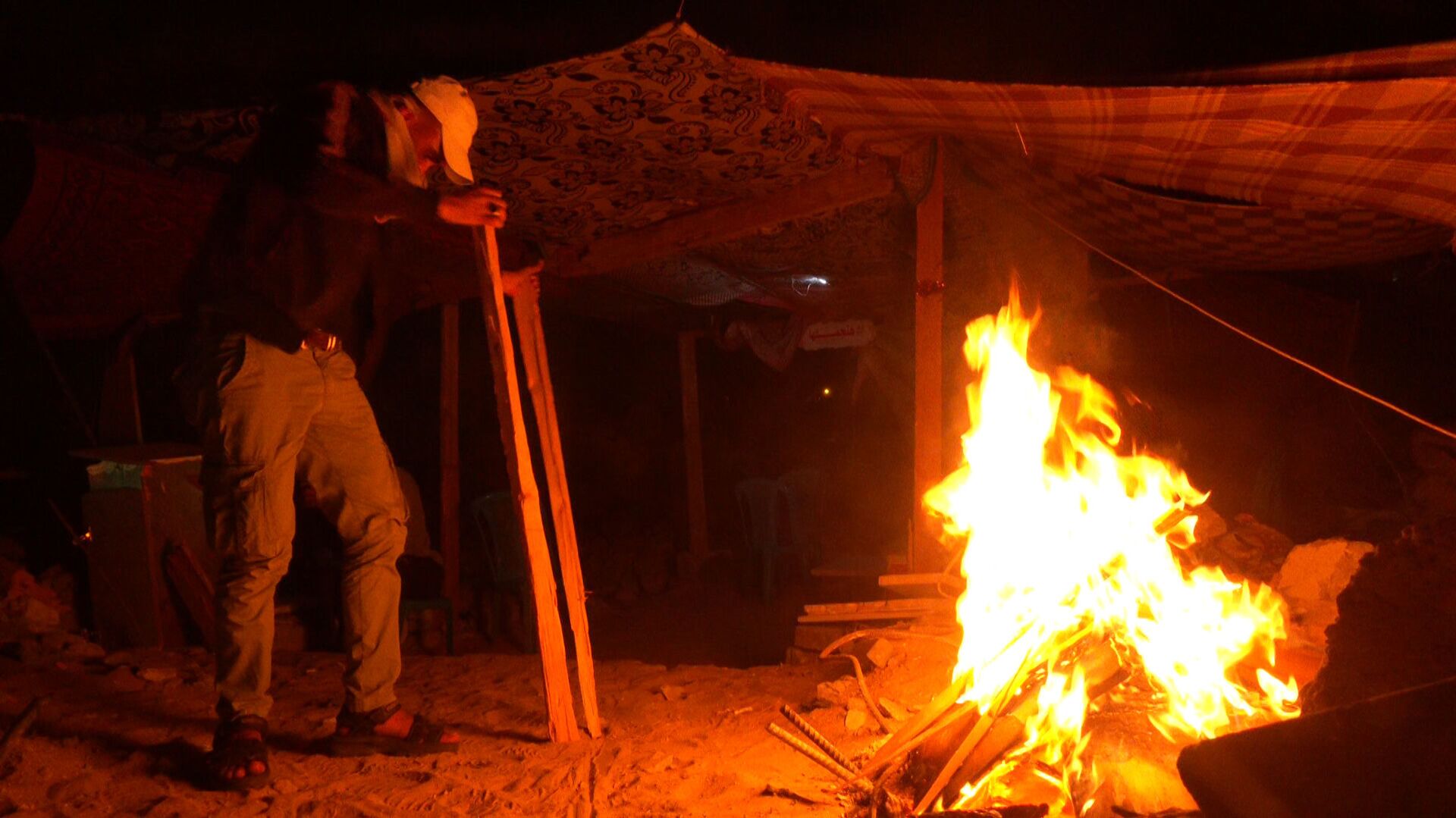 خيمة تأوي عائلة فلسطينية بين ركام منزلها المدمر في قطاع غزة - سبوتنيك عربي, 1920, 21.06.2021
