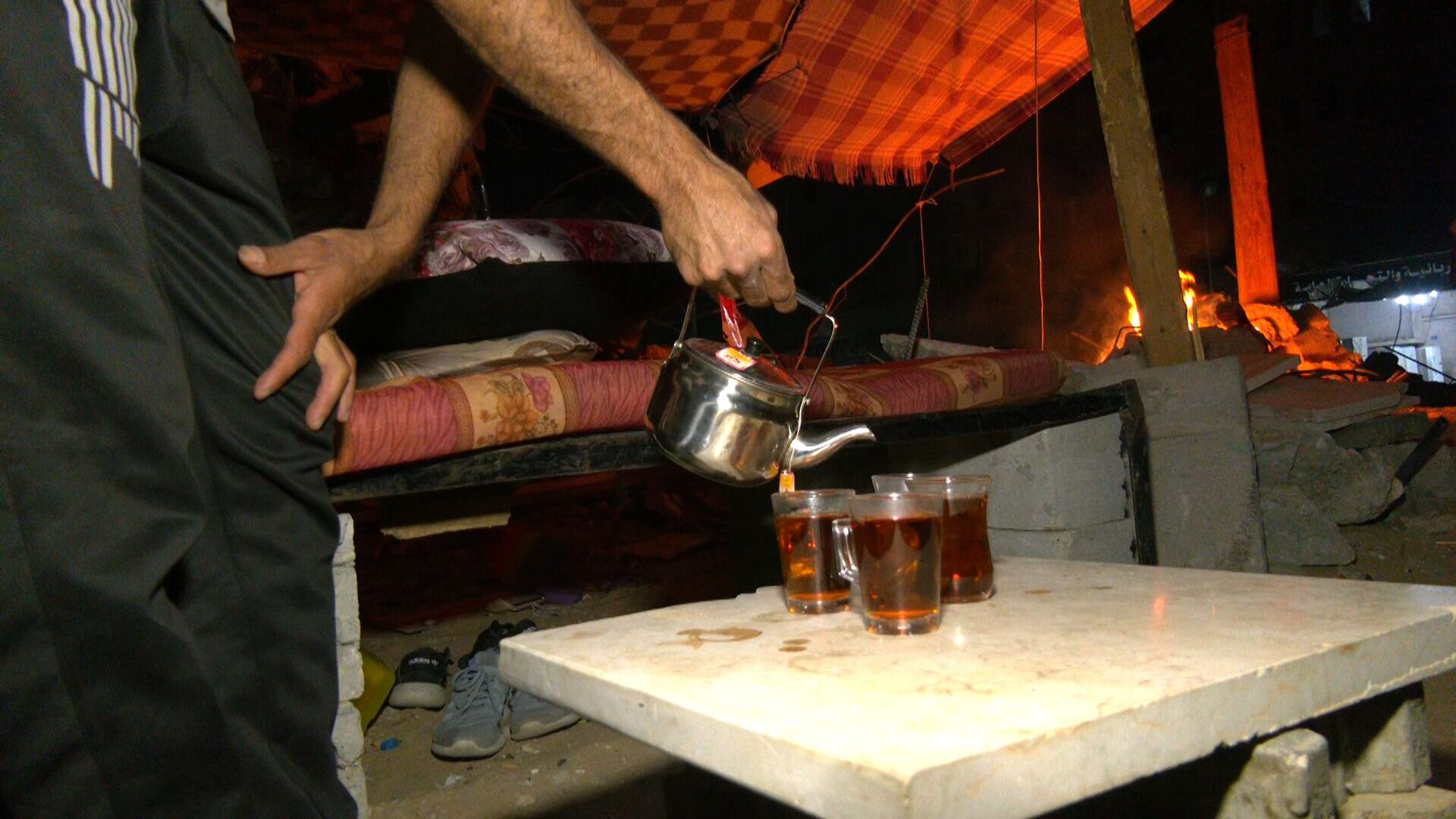 خيمة تأوي عائلة فلسطينية بين ركام منزلها المدمر في قطاع غزة - سبوتنيك عربي, 1920, 21.06.2021