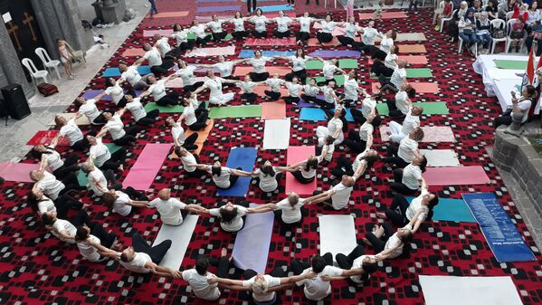   اليوغا في أعرق كنائس مدينة حمص القديمة وسط سوريا، 21 يونيو 2021 - سبوتنيك عربي