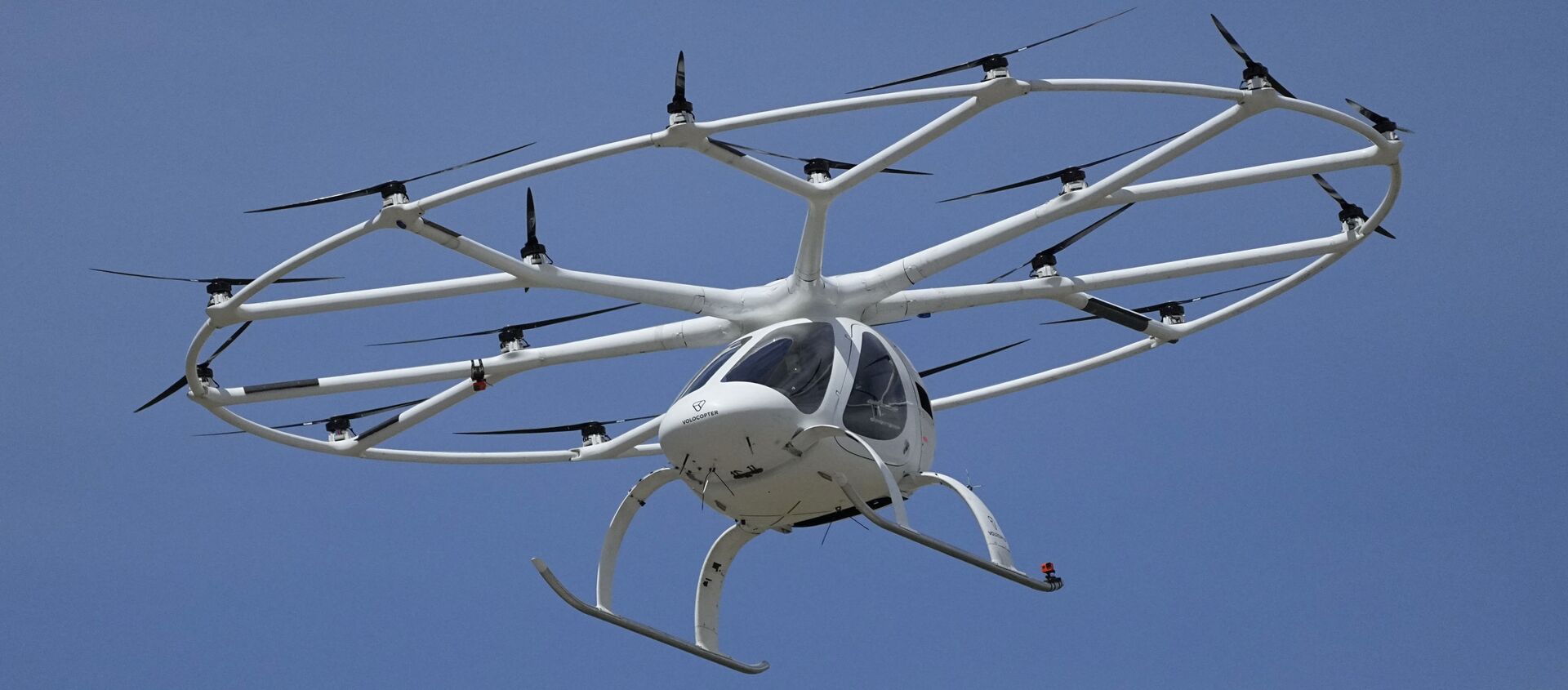 نموذج أولي لتاكسي جوي حضري مكون من مقعدين و 18 طائرة كهربائية دوارة من شركة فولوكوبتر الألمانية يقوم برحلة تجريبية خلال حدث منتدى باريس الجوي في مطار باريس  لو بورجيه - سبوتنيك عربي, 1920, 22.06.2021