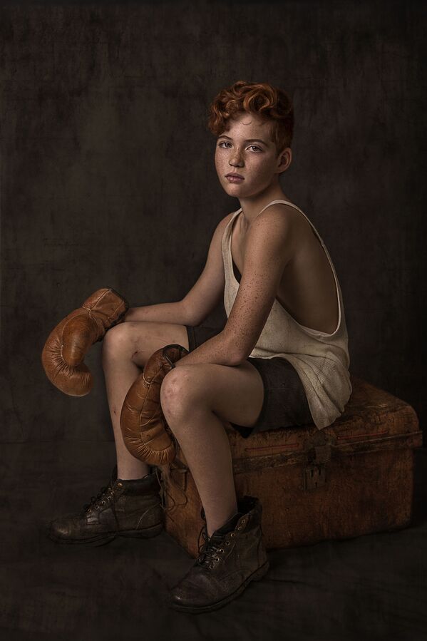 صورة بعنوان انتظر، دعني ألتقط صورة سيلفي!، للمصورة الأسترالية  نانسي فلاميا، الفائزة بالمركز الثالث عن فئة بورتريه قصة، من مسابقة التصوير الدولية أفضل مصور البورتريه للعام 2021 - سبوتنيك عربي