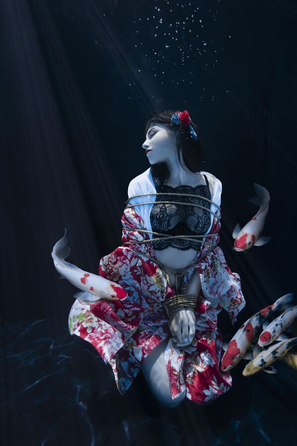 صورة بعنوان بركة شيباري (جلسة تصوير الموضة)، للمصورة الفرنسية شارلوت بوريه، المرشحة لنهائي المسابقة عن فئة بورتريه بيئي، من مسابقة التصوير الدولية أفضل مصور البورتريه للعام 2021 - سبوتنيك عربي