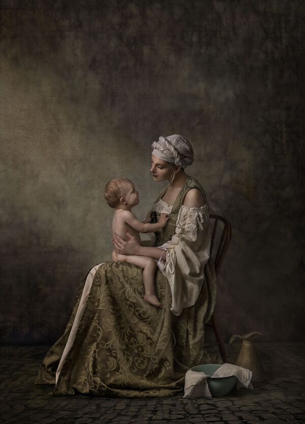 صورة بعنوان تواصل صامت، للمصورة الأسترالية نانسي فلاميا، الفائزة بالمركز الثالث في فئة تجمع عائلي، من مسابقة التصوير الدولية أفضل مصور البورتريه للعام 2021 - سبوتنيك عربي