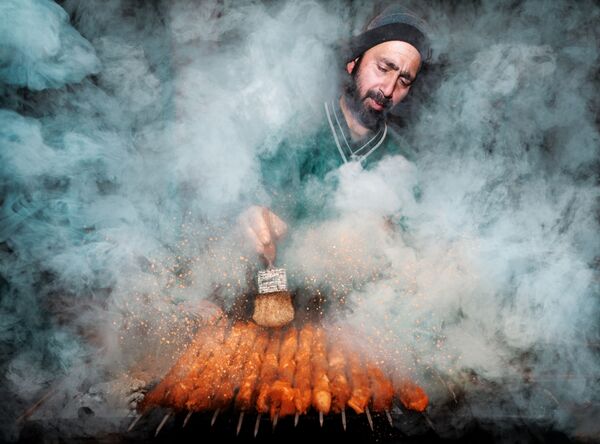 صورة بعنوان كبابيانا (صانع الكباب خيام تشوك، في سريناغار)، للمصور الهندي ديبداتا تشاكرابورتي، المرشح عن فئة بورتريه بيئي، من مسابقة التصوير الدولية أفضل مصور البورتريه للعام 2021 - سبوتنيك عربي