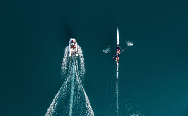 صورة درون لفريق التجديف الكرواتي مارتن، سينكوفيتش وفالنت سينكوفيتش، أثناء تدريبات التجديف مع مدربهما في بحيرة بيروكا، لحضور أولمبياد طوكيو 2020، بالقرب من سينج، كرواتيا، 19 يونيو 2021 - سبوتنيك عربي