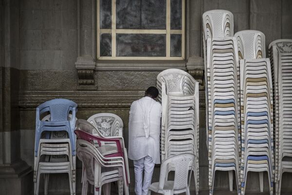 أحد الأرثوذكس الإثيوبيين يصلي في كنيسة بولي ميدهانليم في أديس أبابا خلال قداس في الصباح الباكر، في 20 يونيو 2021  - سبوتنيك عربي