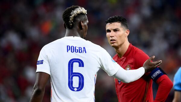 بول بوغبا وكريستيانو رونالدو أثناء مباراة المنتخبين الفرنسي والبرتغالي في يورو 2020 - سبوتنيك عربي