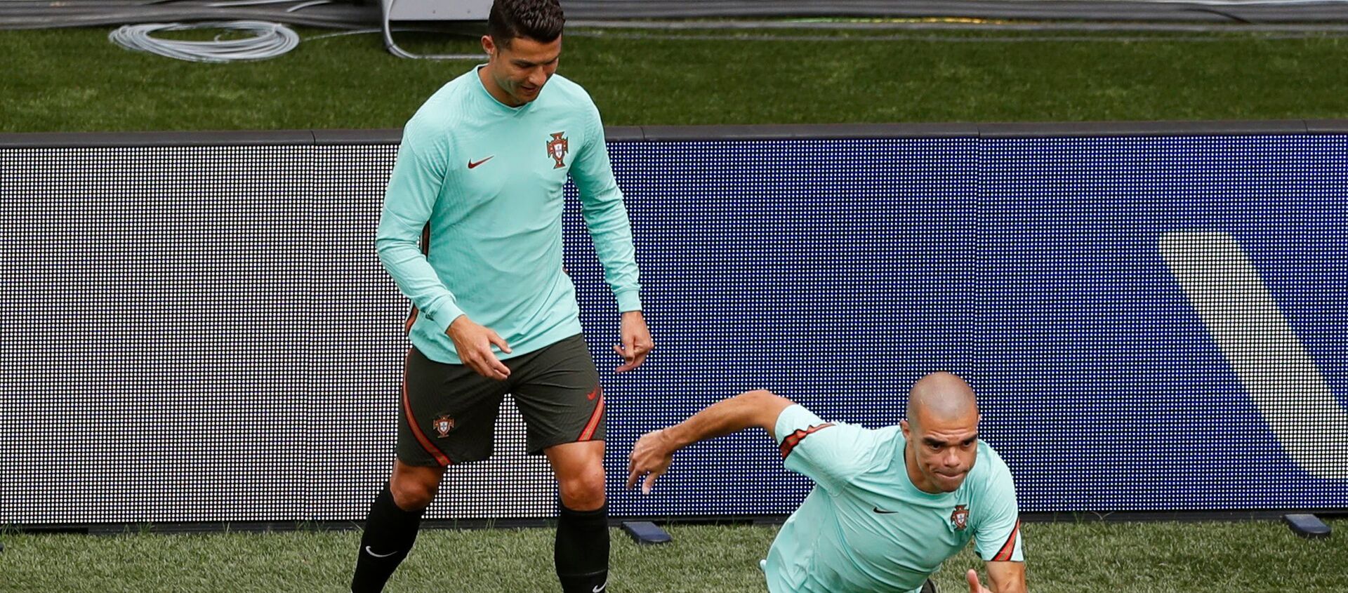 كريستيانو رونالدو وبيبي خلال تدريباتهما مع المنتخب البرتغالي في يورو 2020 - سبوتنيك عربي, 1920, 25.06.2021