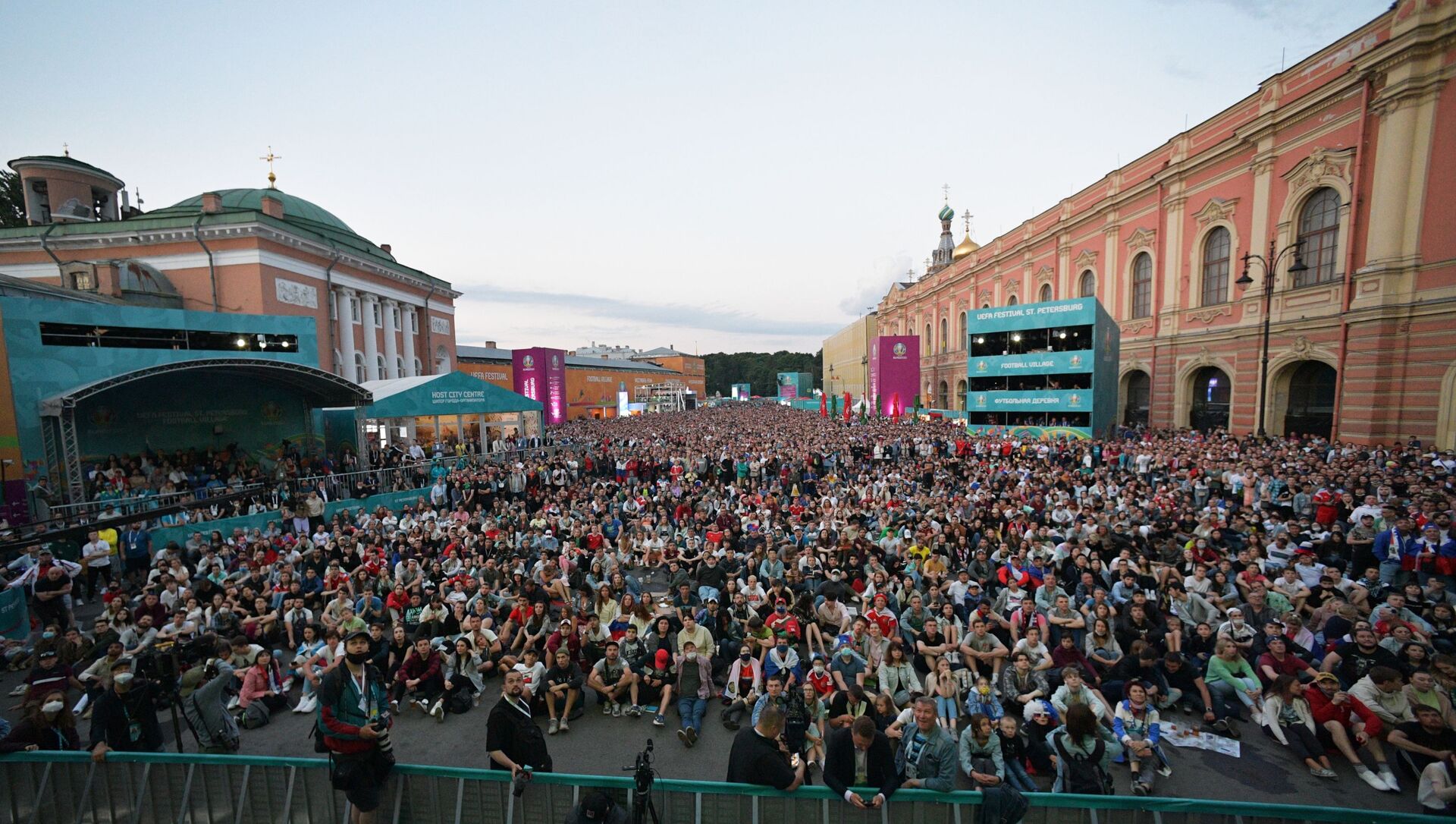 قرية كرة القدم التابعة لبطولة كرة القدم الأوروبية في ساحة كونيوشينايا في سان بطرسبورغ قرية كرة القدم التابعة لبطولة كرة القدم الأوروبية في ساحة كونيوشينايا في سان بطرسبورغ - سبوتنيك عربي, 1920, 25.06.2021