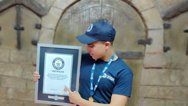 لاعب المنتخب السوري للتايكواندو، سامي جمعة حسن، الرقم القياسي العالمي في موسوعة غينيس في تمرين الضغط مع القفز الجانبي، سوريا 25 يونيو 2021 - سبوتنيك عربي