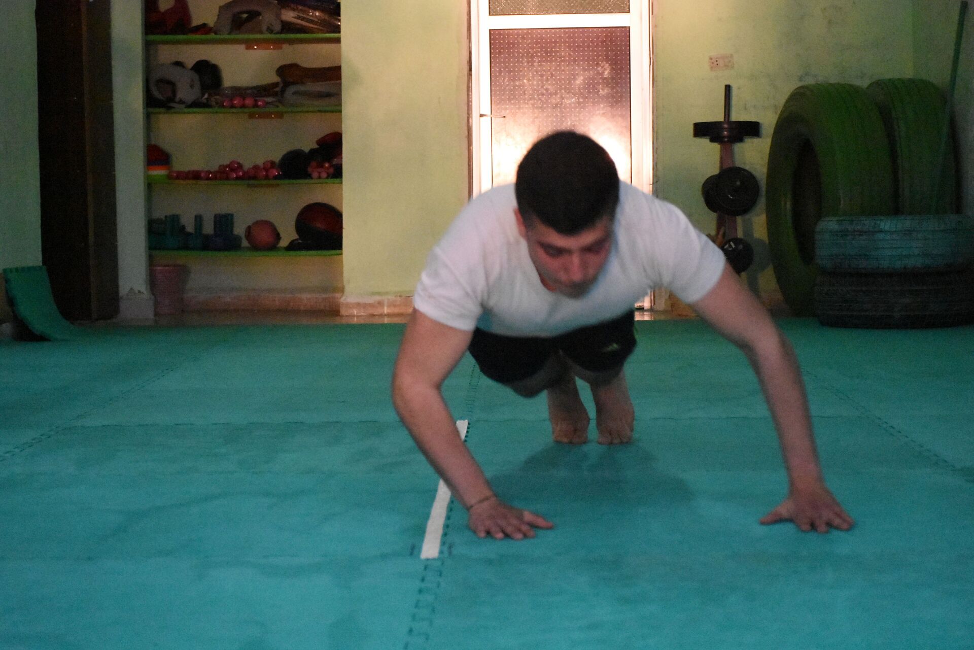 شاب سوري يحطم رقم غينيس السعودي متربعا كأصغر لاعب قوة بدنية في العالم... صور وفيديو شاب سوري يحطم رقم غينيس السعودي متربعا كأصغر لاعب قوة بدنية في العالم... صور وفيديو - سبوتنيك عربي, 1920, 25.06.2021