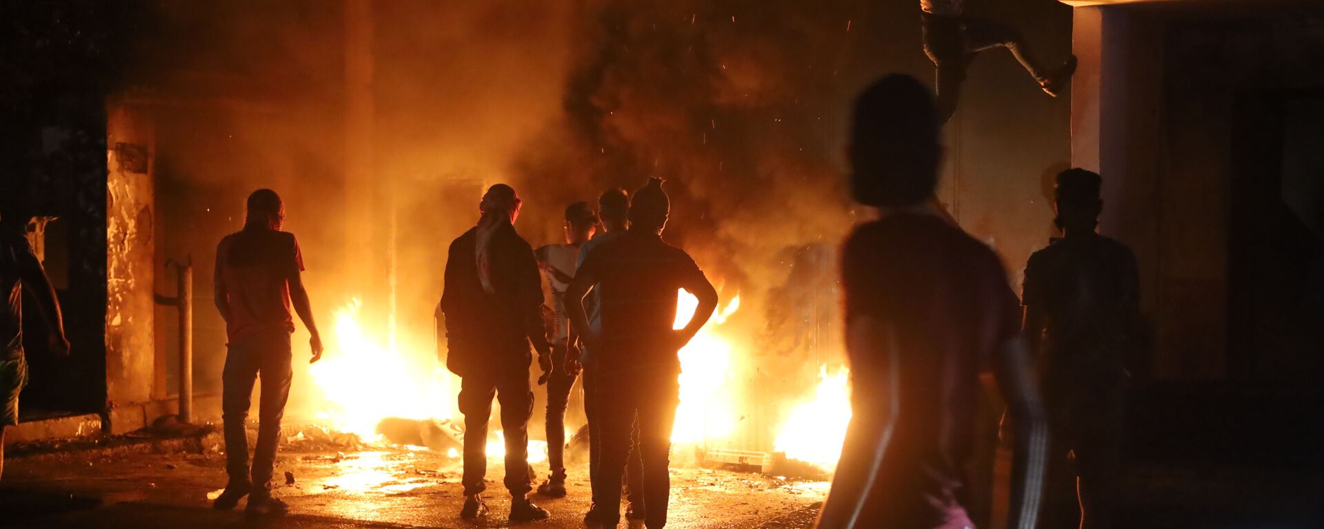 ليلة ساخنة في طرابلس اللبنانية مواجهات إطلاق نار ورمي قنابل - سبوتنيك عربي, 1920, 23.04.2022