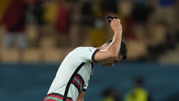 رونالدو يلقي شارة القيادة عقب مباراة البرتغال وبلجيكا الأحد 27 يونيو 2021 - سبوتنيك عربي