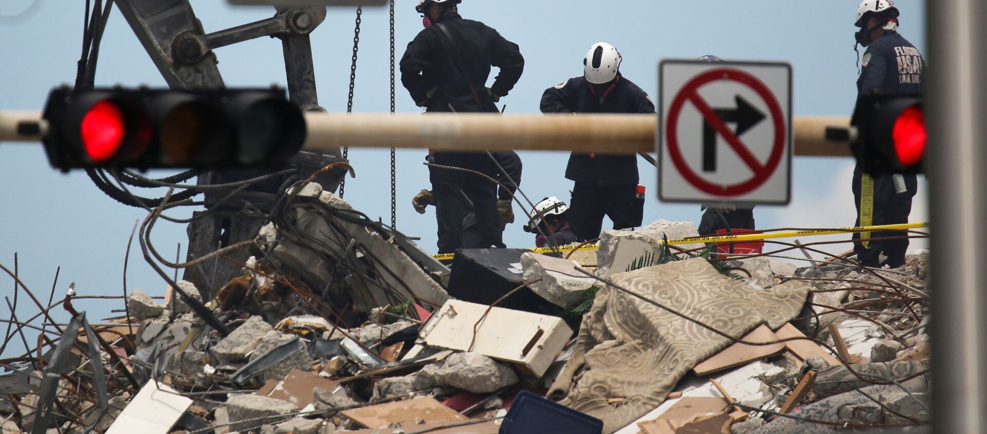 عمليات إنقاذ في موقع انهيار مبنى سكني مطل على المحيط بمدينة ميمامي، ولاية فلوريدا، الولايات المتحدة الأمريكية 26 يونيو 2021 - سبوتنيك عربي, 1920, 10.07.2021