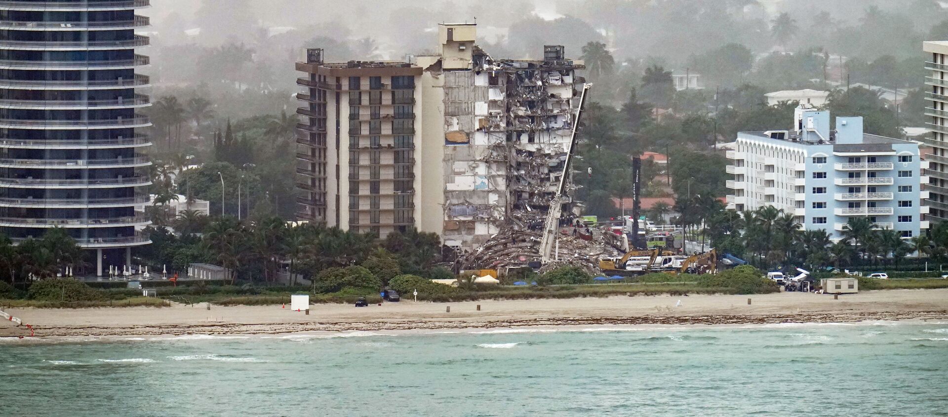 عمليات إنقاذ في موقع انهيار مبنى سكني مطل على المحيط بمدينة ميمامي، ولاية فلوريدا، الولايات المتحدة الأمريكية 26 يونيو 2021 - سبوتنيك عربي, 1920, 03.07.2021