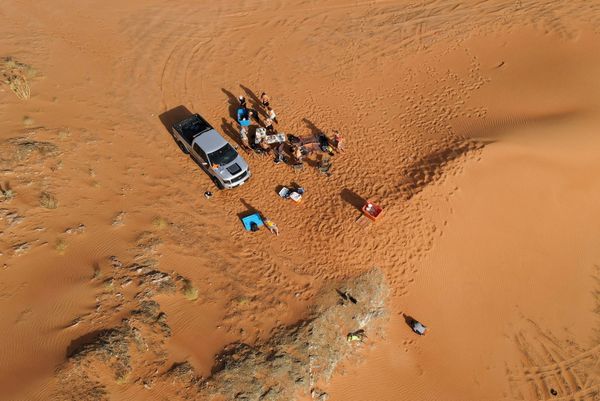 المشاركون في جلسة علاج بالحمام الجليدي في الصحراء بالقرب من الشارقة، الإمارات العربية المتحدة ، 25 يونيو 2021 المشاركون في جلسة علاج بالحمام الجليدي في الصحراء بالقرب من الشارقة، الإمارات العربية المتحدة ، 25 يونيو 2021 - سبوتنيك عربي