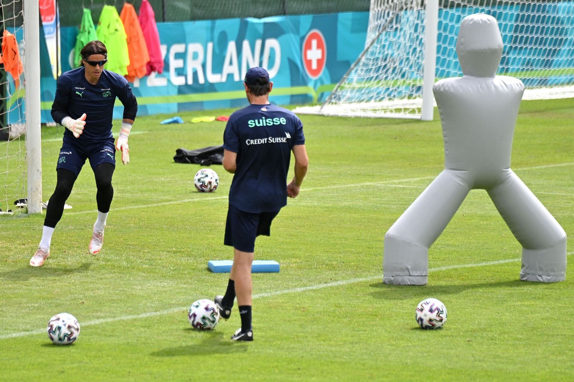 ما سر النظارات التي ارتداها حارس سويسرا في التدريبات ودورها في التصدي لركلة مبابي الترجيحية - سبوتنيك عربي, 1920, 29.06.2021