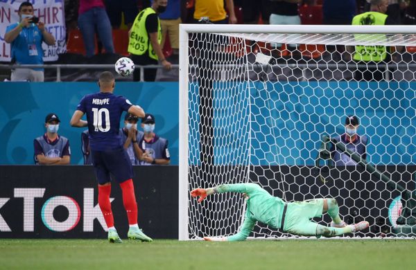 مباراة دور الـ 16 من بطولة يورو 2020 - مهاجم منتخب فرنسا كيليان مبابي لم يسجل الهدف الأخير في الركلات الترشيحية في مباراة ضد منتخب سويسرا في المعلب الوطني في بوخارست، رومانيا، 28 يونيو 2021 - سبوتنيك عربي