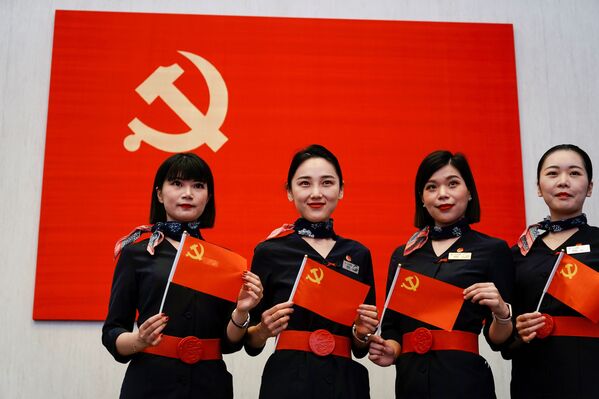 مضيفات الطيران يلتقطون صورة جماعية لهن خلال معرض النصب التذكاري للمؤتمر الوطني الأول للحزب الشيوعي الصيني، بمناسبة الذكرى المئوية لتأسيس الحزب، في شنغهاي، الصين، 22 يونيو 2021 مضيفات الطيران يلتقطون صورة جماعية لهن خلال معرض النصب التذكاري للمؤتمر الوطني الأول للحزب الشيوعي الصيني، بمناسبة الذكرى المئوية لتأسيس الحزب، في شنغهاي، الصين، 22 يونيو 2021 - سبوتنيك عربي