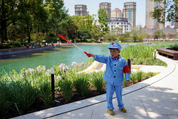 صبي يرتدي زي الجيش الصيني ويحمل علم الصين في حديقة معرض النصب التذكاري الذي افتتح بمناسبة الذكرى المئوية لتأسيس الحزب الشيوعي الصيني، الصين، 22 يونيو 2021 صبي يرتدي زي الجيش الصيني ويحمل علم الصين في حديقة معرض النصب التذكاري الذي افتتح بمناسبة الذكرى المئوية لتأسيس الحزب الشيوعي الصيني، الصين، 22 يونيو 2021 - سبوتنيك عربي