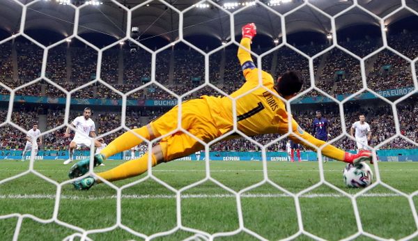 مباراة دور الـ 16 من بطولة يورو 2020 - حارس مرمى الفرنسي هوغو لوريس يصد ضربة جزاء التشيكي ريكاردو رودريغيز، التي انتهت بفوز المنتخب السويسري على الفرنسي في الملعب الوطني في بودابست، المجر  28 يونيو 2021 - سبوتنيك عربي