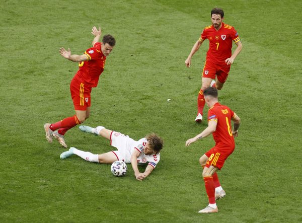 مباراة دور الـ 16 من بطولة يورو 2020 - اللاعب الدنماركي ماتياس جنسن مع الويلزي آرون رامزي خلال مباراة في ملعب يوهان كرويف، أمستردام، هولندا،  26 يونيو 2021 - سبوتنيك عربي