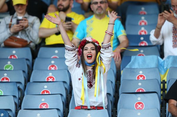 مباراة دور الـ 16 من بطولة يورو 2020 - مشجعة أوكرانية قبل بدء مباراة السويد وأوكرانيا في ملعب هامبدن بارك في غلاسكو، بريطانيا  29 يونيو 2021 - سبوتنيك عربي