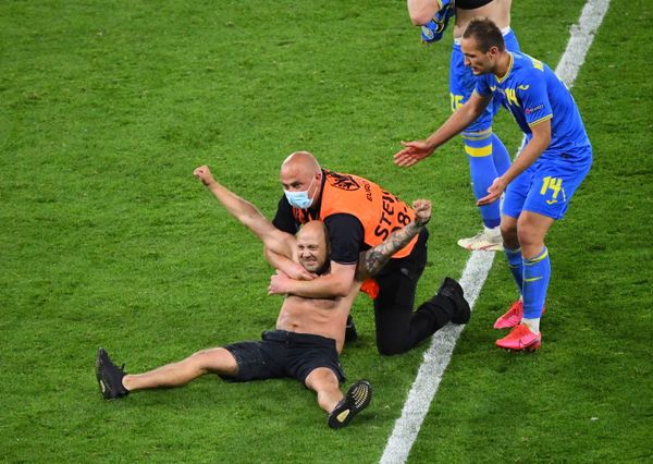 مباراة دور الـ 16 من بطولة يورو 2020 - عناصر الأمن تقوم بإبعاد مشجع من أرض ملعب هامبدن بارك خلال مباراة إنجلترا وأوكرانيا في غلاسكو، اسكتلندا، بريطانيا 29 يونيو 2021 - سبوتنيك عربي