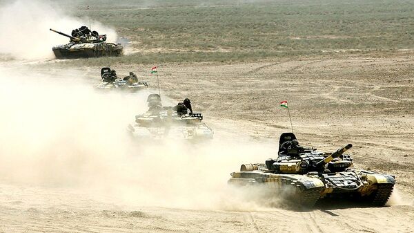 دبابات تابعة لجيش طاجيكستان خلال مناورات حربية - سبوتنيك عربي