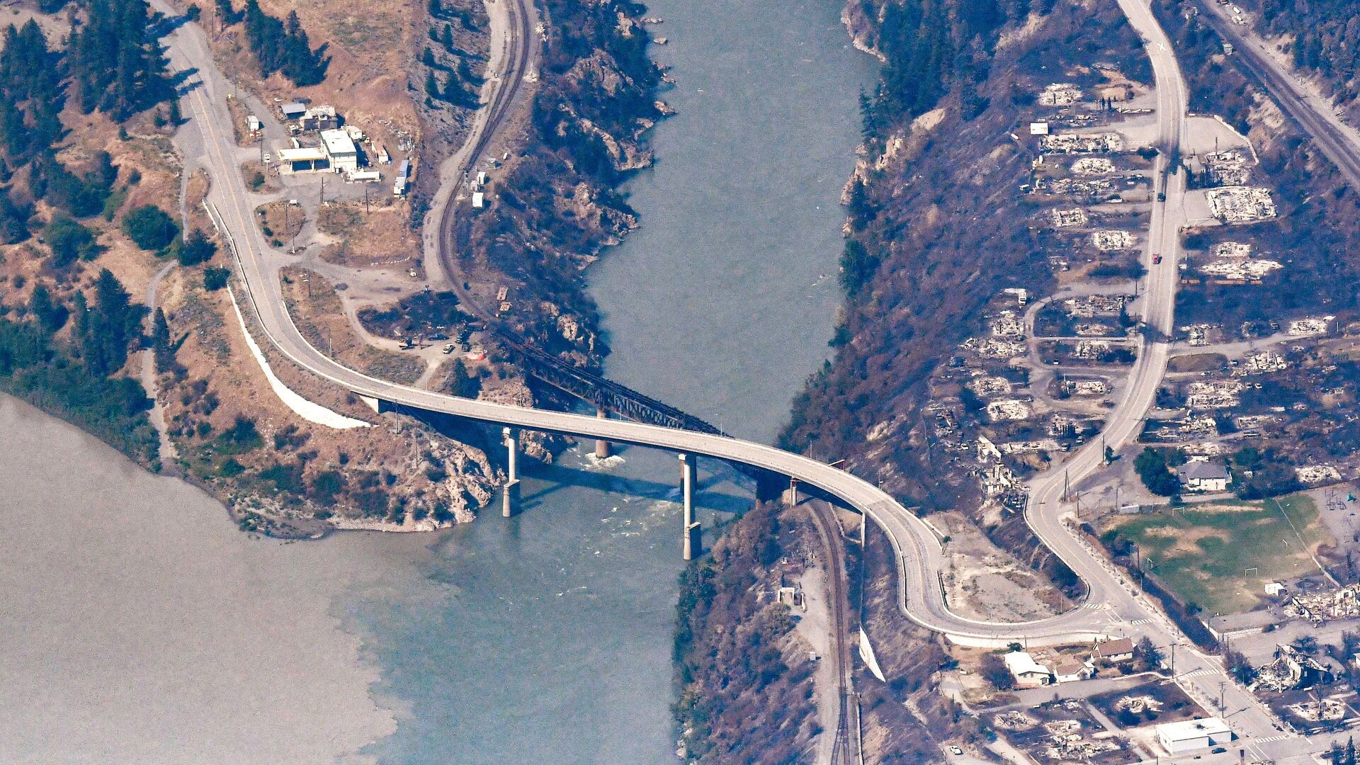 جسر سكك حديدية متضرر وبقايا منازل ومباني متفحمة دمرتها حرائق غابات في 30 يونيو/ حزيران في ليتون، كولومبيا البريطانية، كندا، صورة بتاريخ 6 يوليو 2021. - سبوتنيك عربي, 1920, 28.02.2022